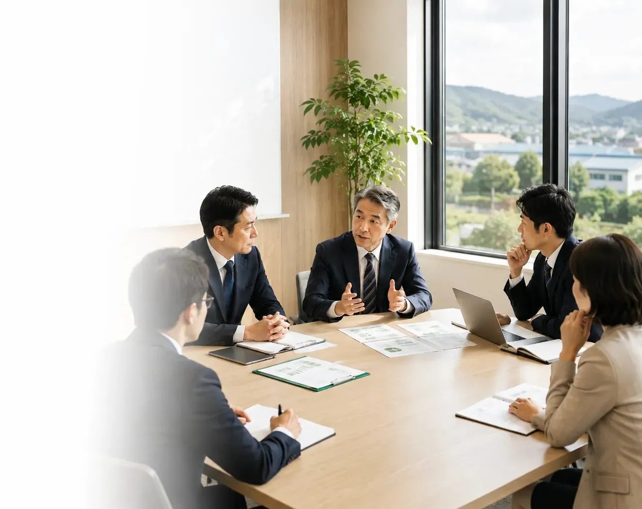 企業内保険代理店の将来設計を話し合う企業担当者